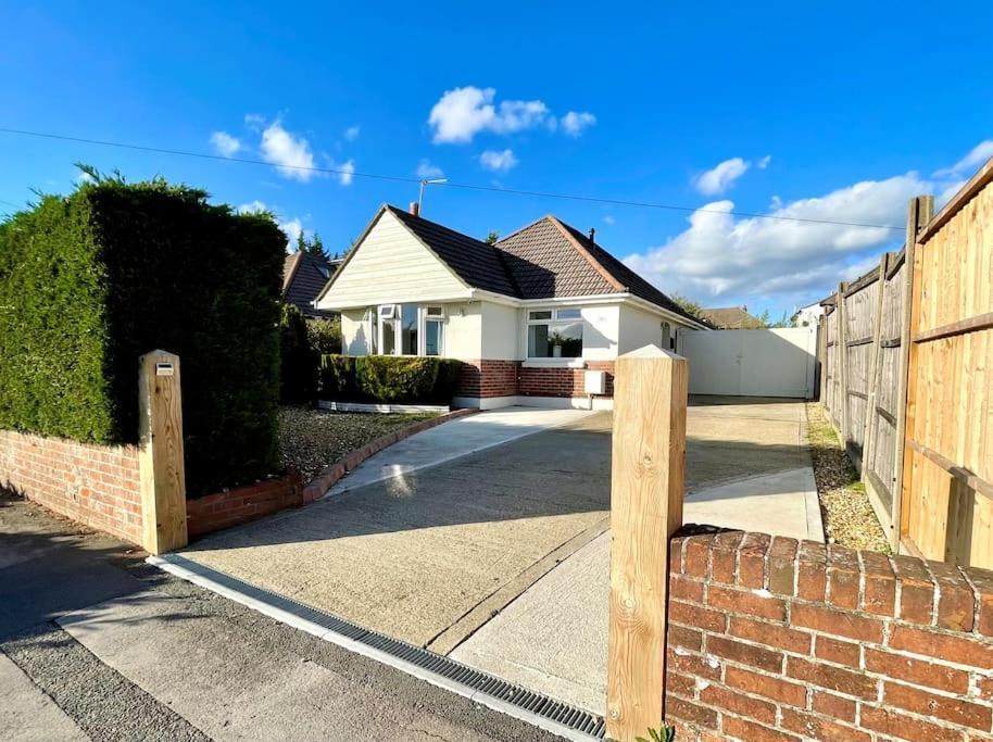 Modern, Central Bungalow With Large Garden Bournemouth Exterior foto