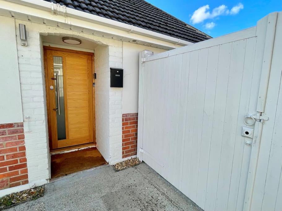 Modern, Central Bungalow With Large Garden Bournemouth Exterior foto